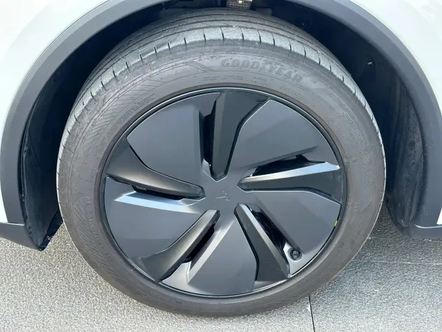 Tesla Model Y — Фото автомобиля 11