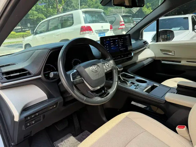Toyota Sienna — Фото автомобиля 9