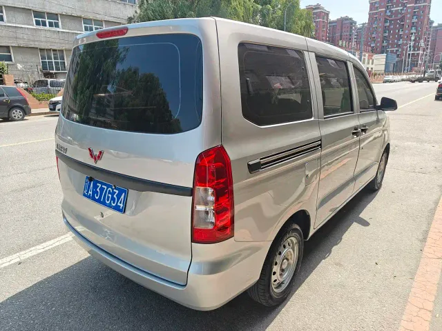 Wuling Hongguang V — Фото автомобиля 6