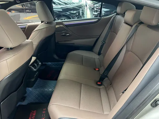 Lexus ES — Фото автомобиля 10