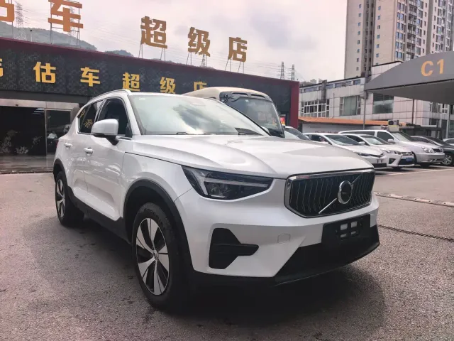 Volvo XC40 — Фото автомобиля 2