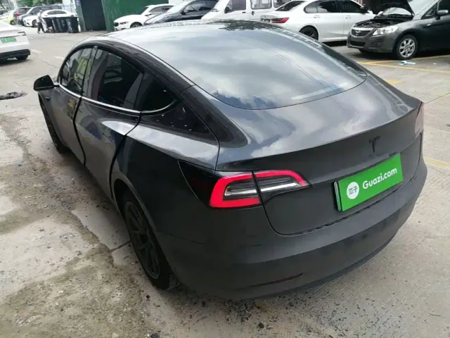 Tesla Model 3 — Фото автомобиля 4