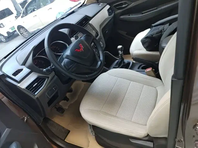 Wuling Hongguang — Фото автомобиля 14