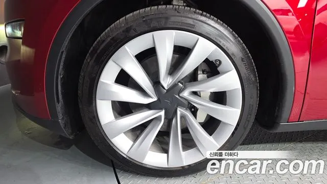 Tesla Model Y — Фото автомобиля 5