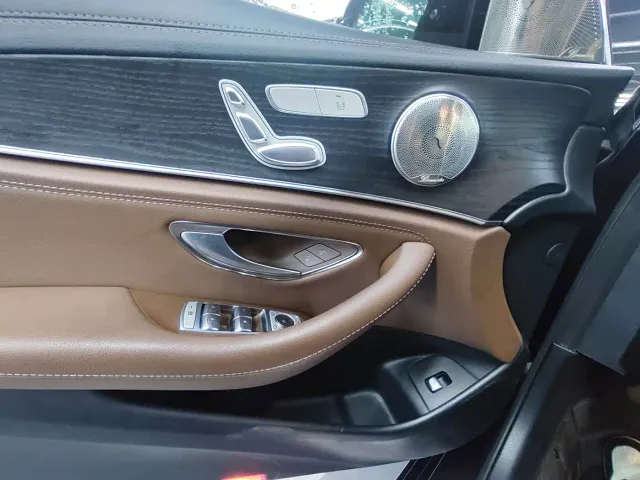 Mercedes-Benz E-Class — Фото автомобиля 12