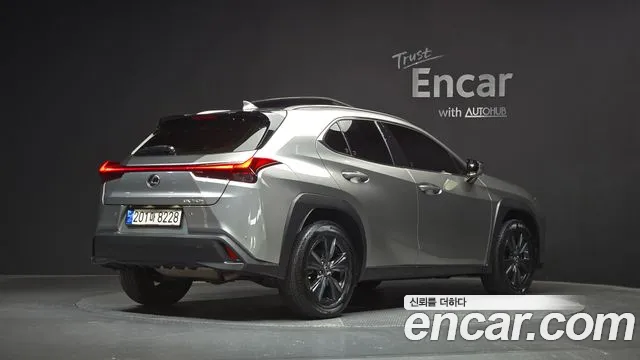 Lexus UX — Фото автомобиля 2
