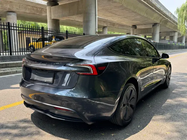 Tesla Model 3 — Фото автомобиля 16