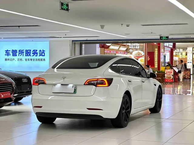 Tesla Model 3 — Фото автомобиля 5
