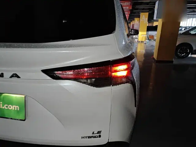 Toyota Sienna — Фото автомобиля 7
