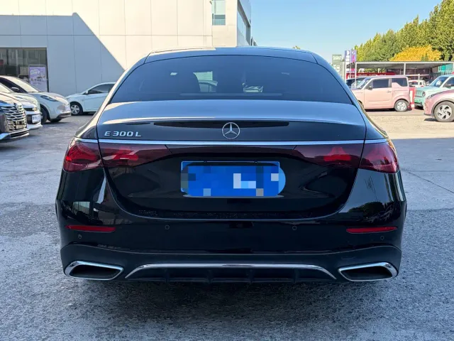 Mercedes-Benz E-Class — Фото автомобиля 4