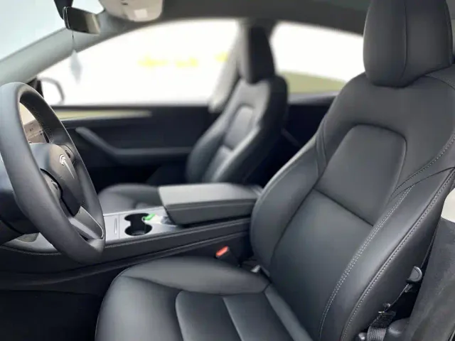 Tesla Model Y — Фото автомобиля 15