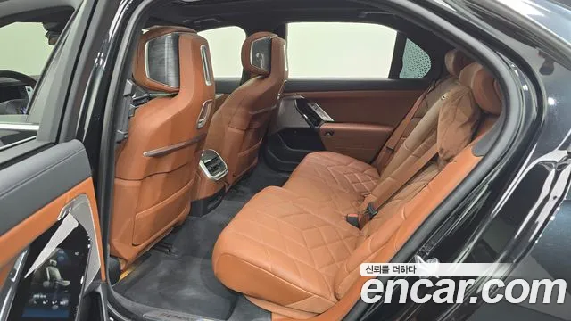 BMW 7-Series — Фото автомобиля 11