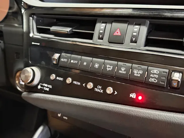 Lexus ES — Фото автомобиля 19