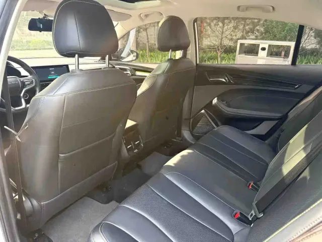 Roewe i5 — Фото автомобиля 9