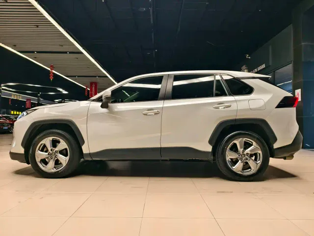 Toyota RAV4 — Фото автомобиля 3