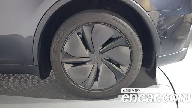Tesla Model Y — Фото автомобиля 20