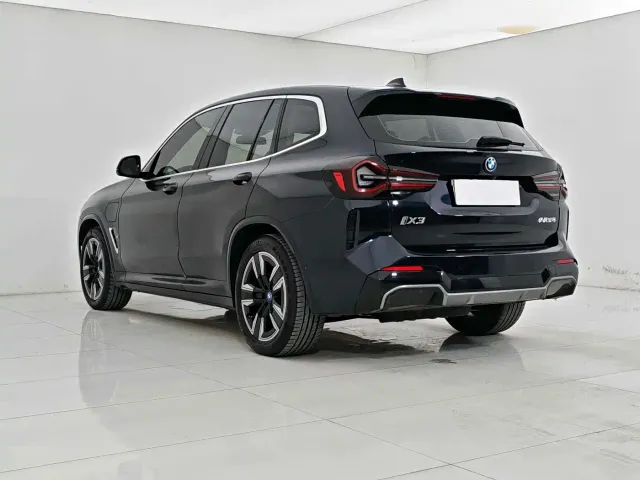 BMW iX3 — Фото автомобиля 4