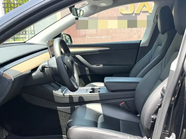 Tesla Model Y — Фото автомобиля 6
