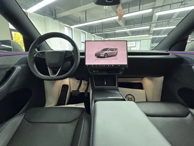 Tesla Model Y L — Фото автомобиля 10