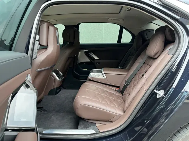 BMW 7 Series — Фото автомобиля 19