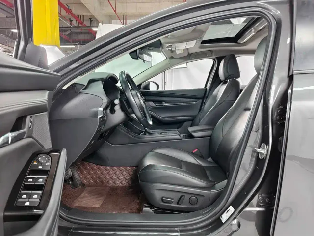 Mazda Axela — Фото автомобиля 9