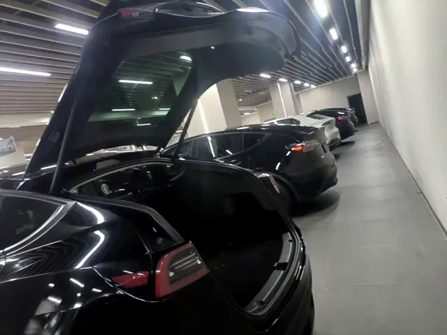 Tesla Model Y — Фото автомобиля 18