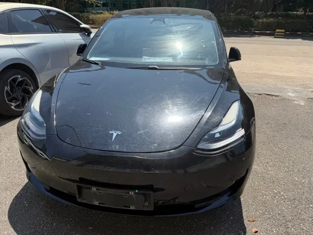 Tesla Model 3 — Фото автомобиля 2