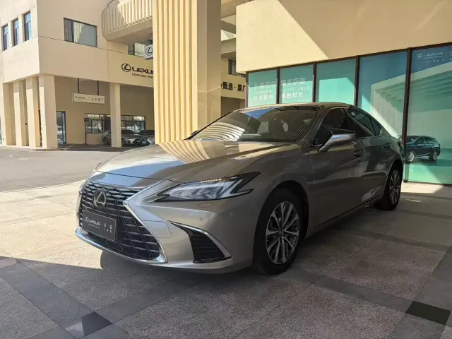 Фотография автомобиля — Lexus ES