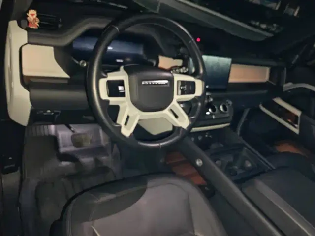 Land Rover Defender — Фото автомобиля 12