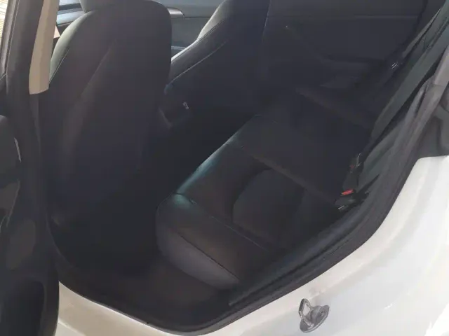 Tesla Model 3 — Фото автомобиля 11