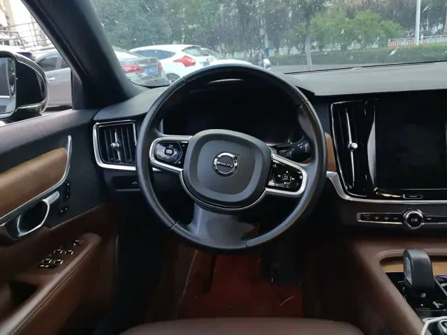 Volvo S90 — Фото автомобиля 2