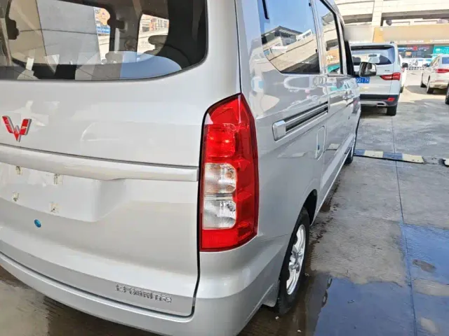 Wuling Hongguang V — Фото автомобиля 7