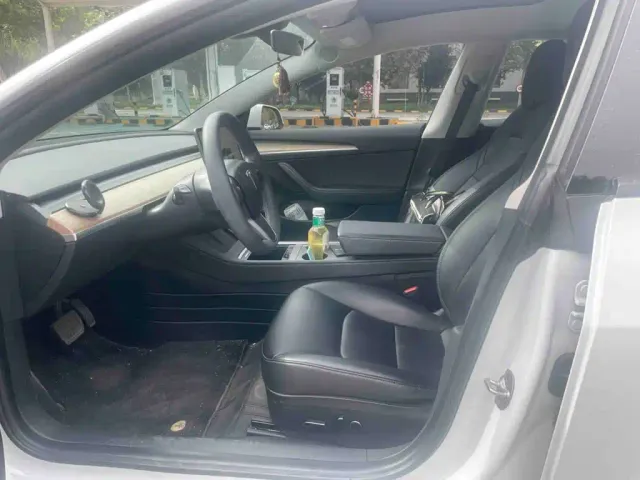 Tesla Model 3 — Фото автомобиля 3