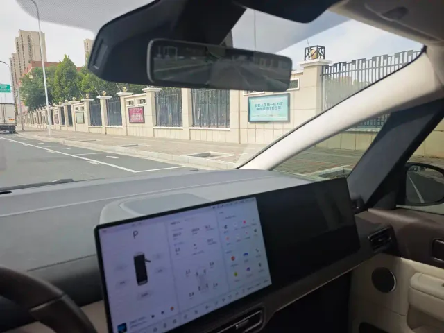 Li Auto MEGA — Фото автомобиля 16