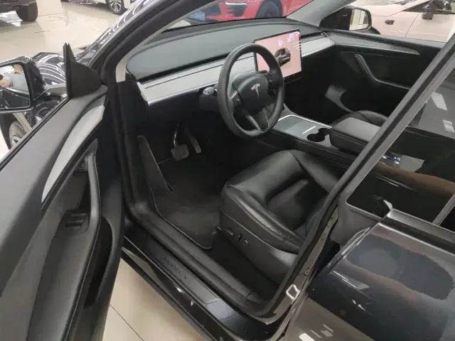 Tesla Model Y — Фото автомобиля 15