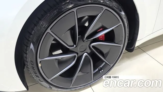 Tesla Model 3 — Фото автомобиля 18