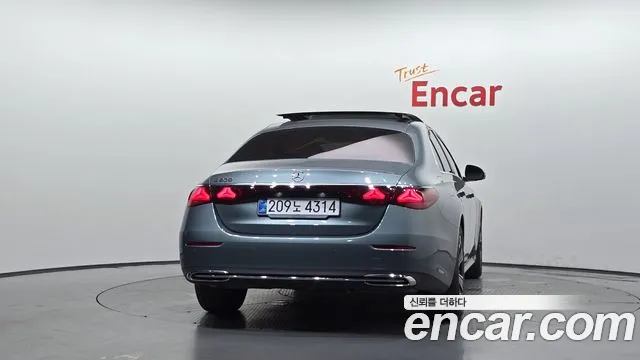 Mercedes-Benz E-Class — Фото автомобиля 4
