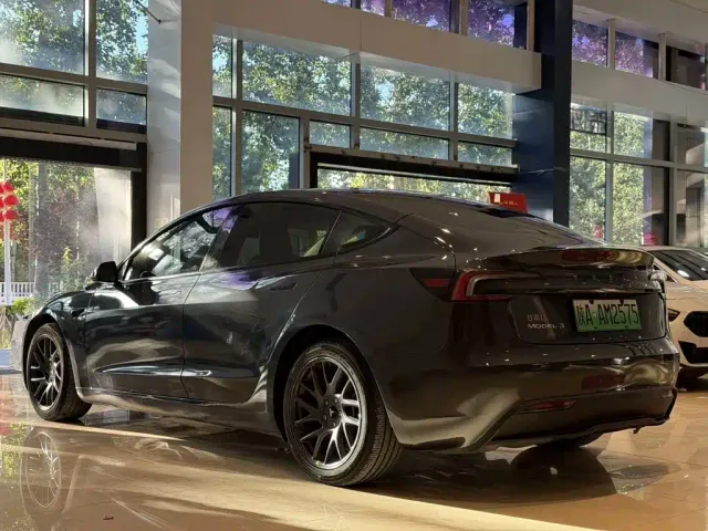 Tesla Model 3 — Фото автомобиля 9