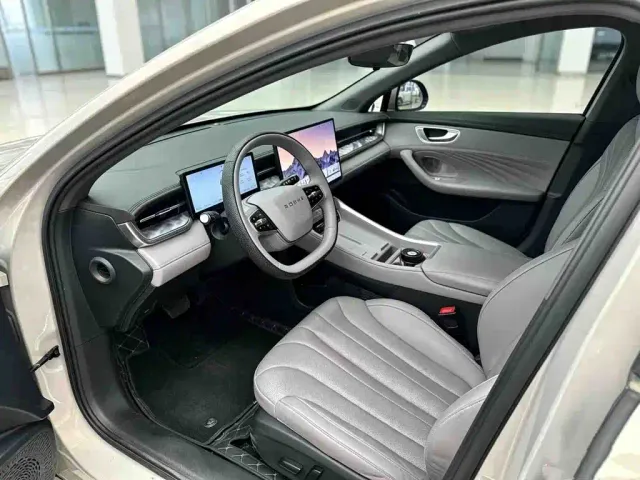 Roewe Roewe M7 DMH 2025 Base — Фото автомобиля 14