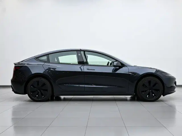 Tesla Model 3 — Фото автомобиля 6