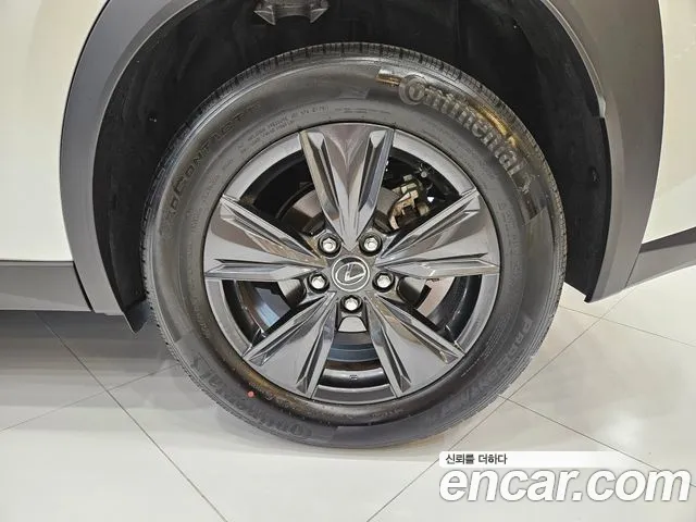Lexus UX — Фото автомобиля 6