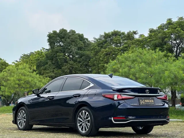 Lexus ES — Фото автомобиля 4
