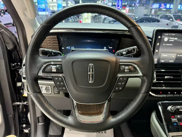 Lincoln Navigator — Фото автомобиля 12