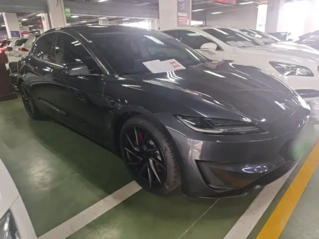 Tesla Model 3 — Фото автомобиля 3