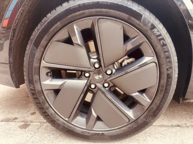 Li Auto L8 — Фото автомобиля 14