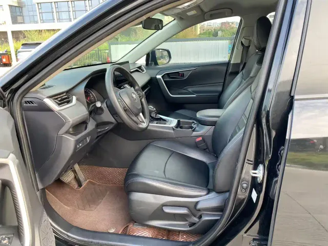 Toyota RAV4 — Фото автомобиля 4