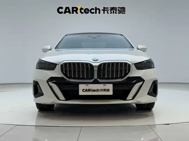 BMW 5 Series — Фото автомобиля 3