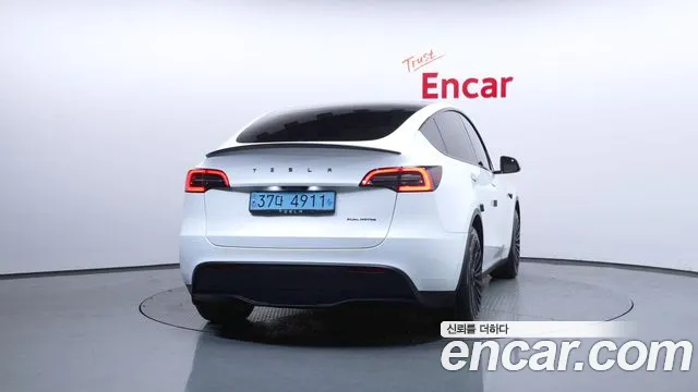 Tesla Model Y — Фото автомобиля 4