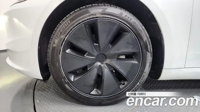 Tesla Model 3 — Фото автомобиля 5