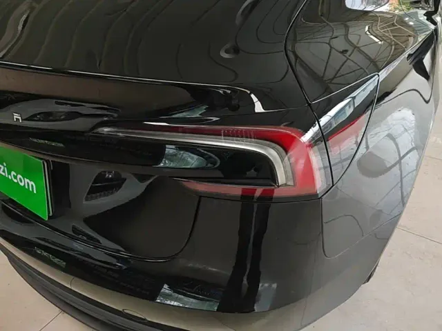 Tesla Model 3 — Фото автомобиля 7